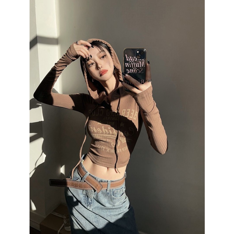 Red Gaya Eropa dan Amerika Berkerudung Pendek Lengan Panjang T-shirt Wanita 2022 Musim Gugur Baru Manis Keren Gadis Panas Slim slim Top Ins