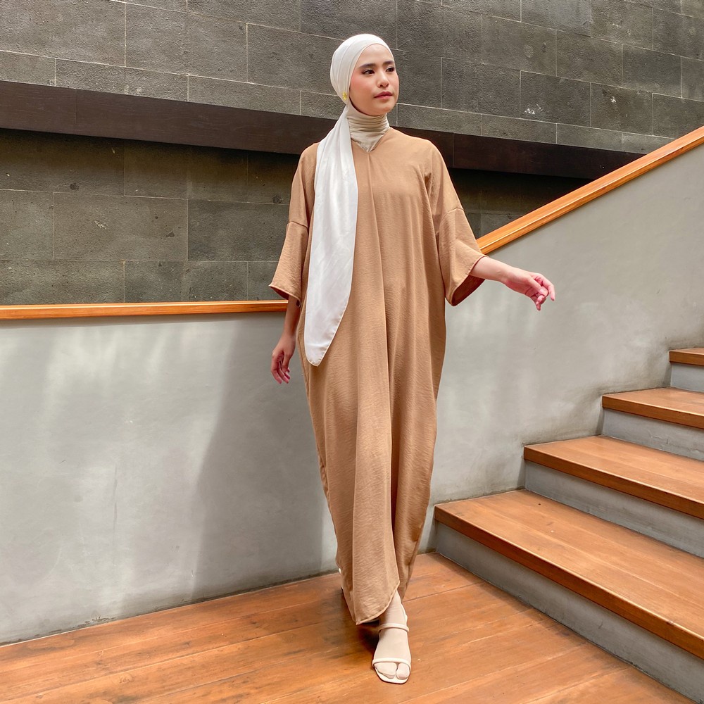 Mybamus Deby Kaftan V Neck – Kaftan Wanita – Gamis Polos Wanita – Kaftan Kekinian-Cappucino M17432 R64