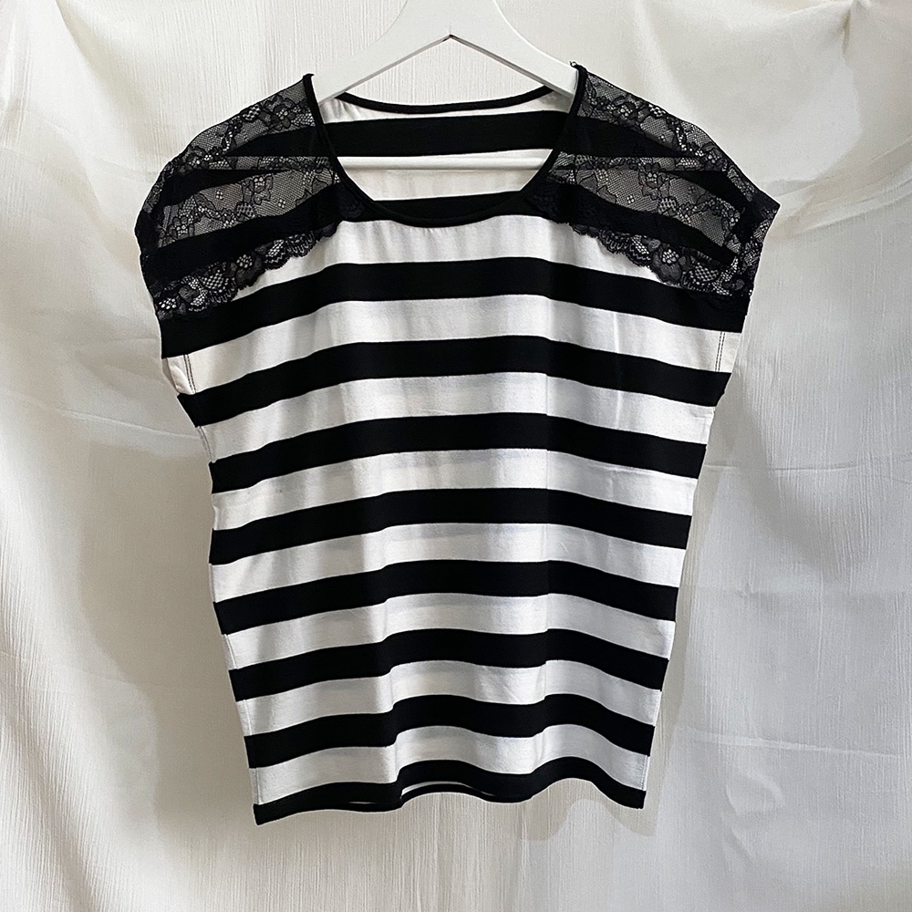 [Preloved] Kaos Garis Brokat