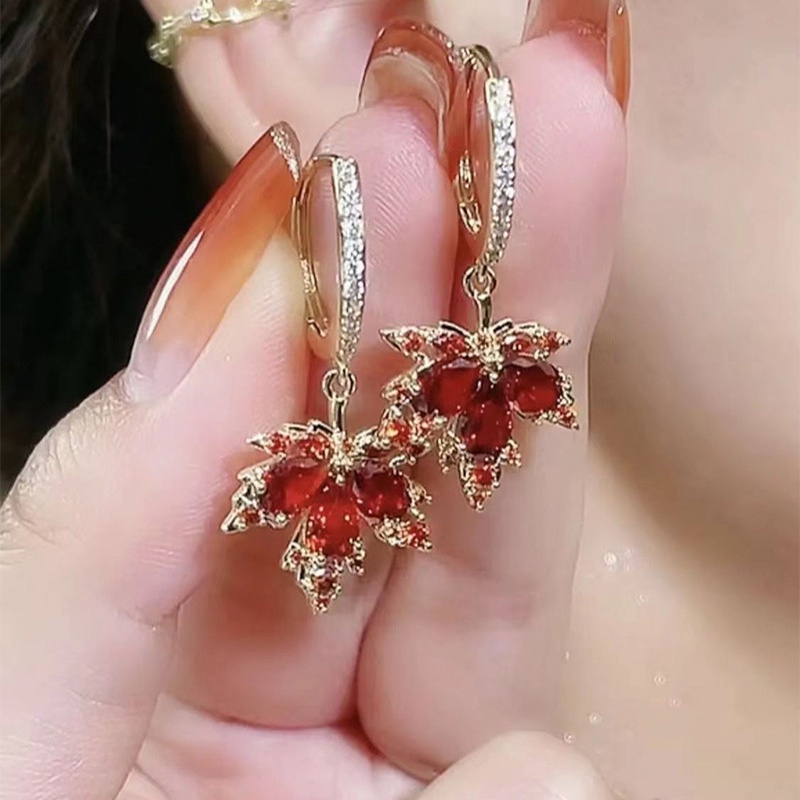 Anting Rumbai Bentuk Daun Maple Merah Aksen Berlian Imitasi