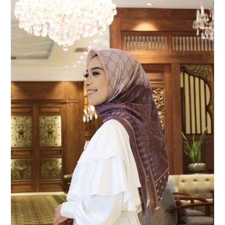 PRELOVED Dirgahayu scarf Bajawa Magenta Vanilla Hijab