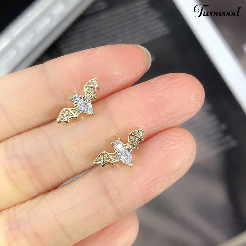 1 Pasang Anting Stud Bentuk Kelelawar Bahan Stainless Steel Anti Alergi Untuk Wanita