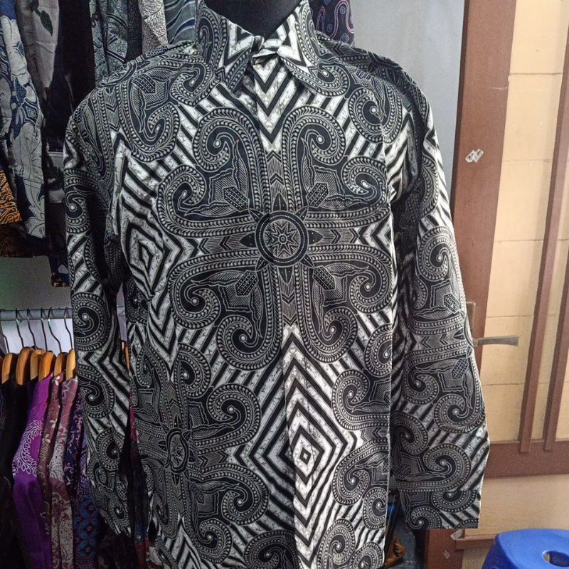 MUSTIKA ALJAYA BATIKSOLOAMANAH BAJU KEMEJA BATIK SOLO PRIA LENGAN PANJANG PENDEK LAPIS FURING ATASAN BATIK PREMIUM MODERN KATUN HALUS BAUREKSO NAVY UWER UNGU SUNDOKORO KOPI LEPEK NAKULO WEDANTA NANDA JAYA DEWANGGA NAVY DEWANGGA UNGU PARIKESIT MAROON UKAIL