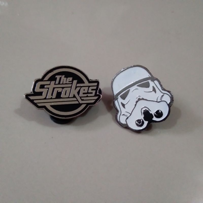 Pin enamel / badge pin (2) - Star Wars, Vespa, tengkorak, dll.
