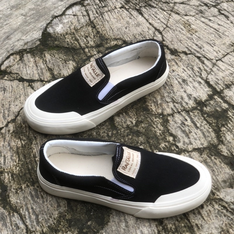 SEPATU SLIP ON RAFTALLE ORIGINAL BLACKLIST