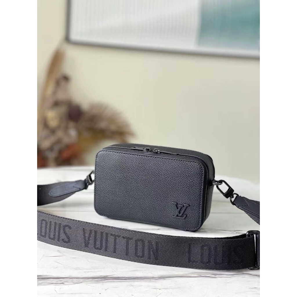 LV top original M59161 This Alpha Wearable wallet is made of grain cow leather and metal cross body 