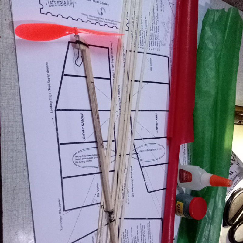 kit pesawat tenaga karet kayu balsa,siaf trbang sudah dirakit