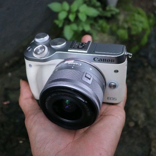 KAMERA MIRORLESS CANON EOS M6 PUTIH LENSA KIT 15-45 MM MULUS LIKE NEW