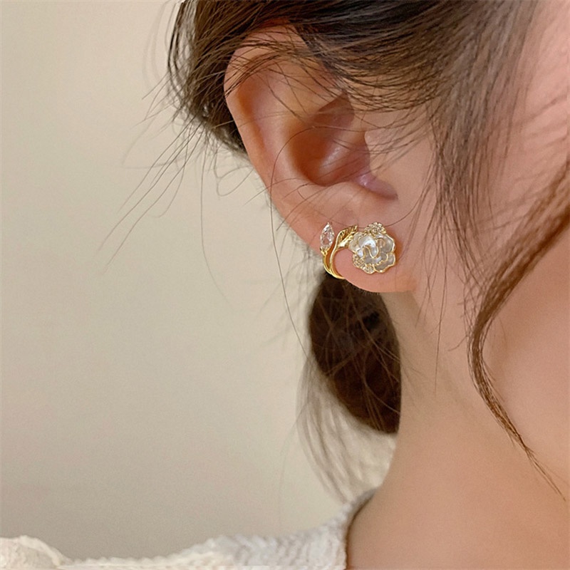 Anting Tusuk Bentuk Bunga Camellia Aksen Berlian Imitasi Gaya Retro Untuk Wanita