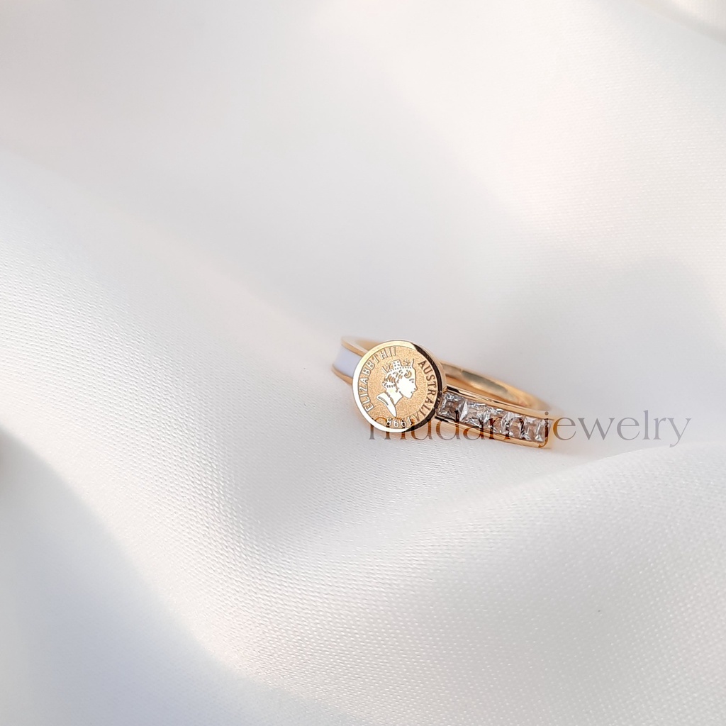 Cincin Model Koin Vintage Queen Diamonds Strip Putih Tersedia Warna Gold