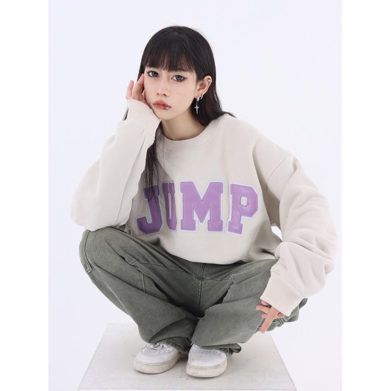 JUMPNEXT Guochao merek American retro suede patch bordir huruf musim dingin plus beludru longgar pasangan sweater leher bulat