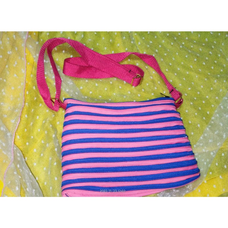 TAS SELEMPANG WANITA DARI BAHAN RESLETING/TAS SELEMPANG MURAH FULL RESLETING/TAS TERMURAH