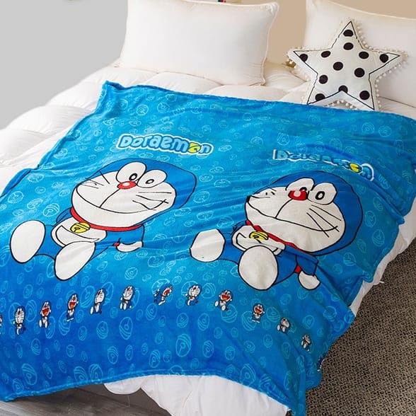 SELIMUT MOTIF DORAEMON BAHAN POLYESTER BISA DIBAWA KEMANA SAJA