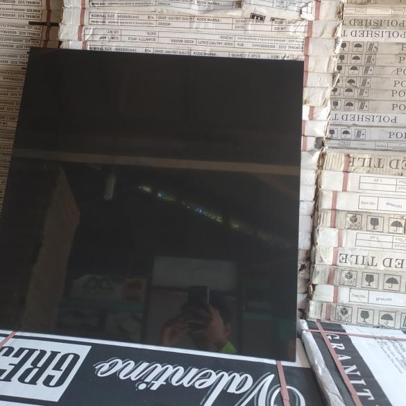 granit lantai 60x60 hitam polos (super black Valentino)