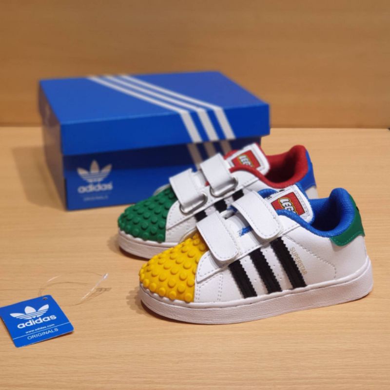 sepatu anak adidas superstar legos kids sudah termasuk box &amp; free kaus kaki .