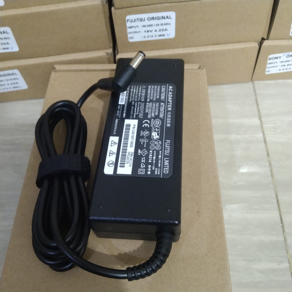 Adaptor Charger Casan Laptop Fujitsu Lifebook A512 A530 19V 4.22A LH531 BH531 SH531 LH 531 LH532