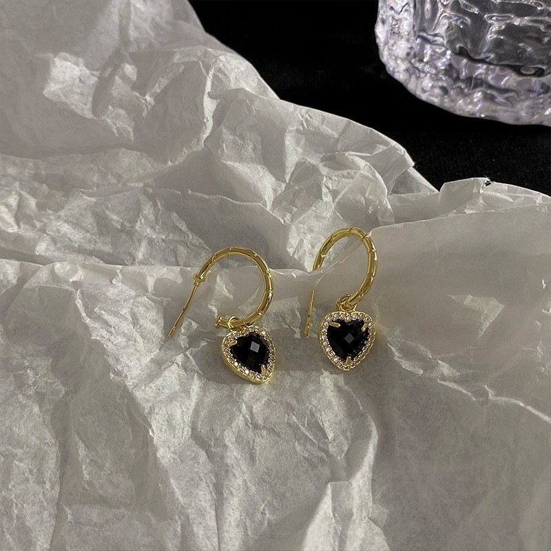 Anting Zircon Bentuk Hati Warna Hitam Gaya Korea Retro Untuk Aksesoris