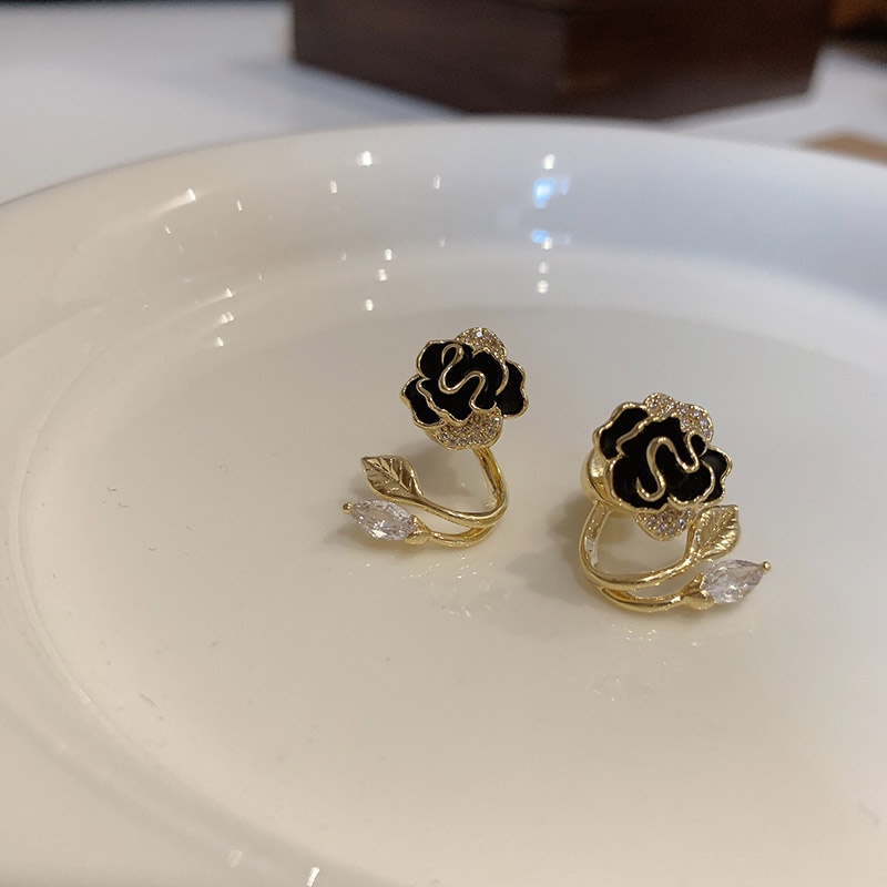 Anting Tusuk Bentuk Bunga Camellia Aksen Berlian Imitasi Gaya Retro Untuk Wanita