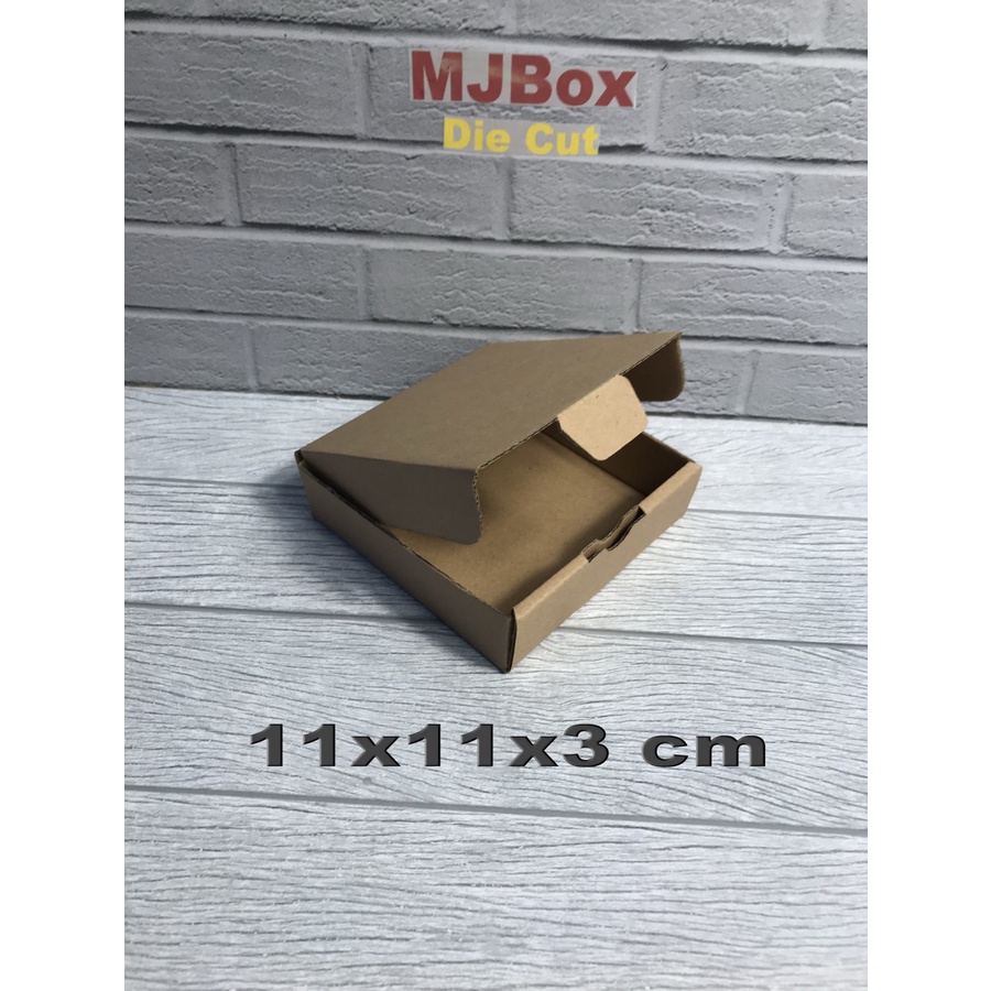 

Kardus karton uk. 11 x 11 x 3 cm...die cut box kotak Souvenir -dll
