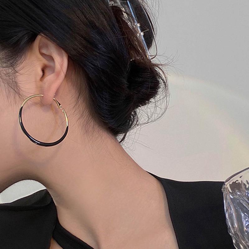 Fancyqube Anting Hoop Besar Enamel Cicle Warna Hitam Putih Untuk Wanita