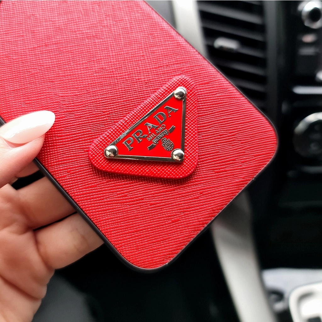 IPHONE 6 6S 6G 6 PLUS 6S PLUS 7G 8G SE 2020 7 PLUS 8 PLUS X XS XR 11 PRO MAX 12 PRO 12 PRO MAX 13 13 PRO 13 PRO MAX | PR*D4 (RED) Soft Case Luxury Logo 3D Beremboss