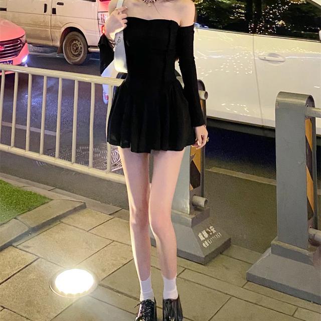 Red Setelan one-piece gadis Korea keinginan murni untuk meledakkan jalan menggantung leher tube top slim top + celana pendek hakama pinggang ketat setengah panjang