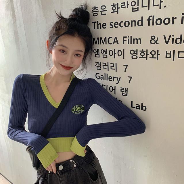 Red T-shirt warna kontras v-neck pemblokir warna pakaian musim gugur wanita pakaian ketat lengan panjang pullover bottoming 2022 atasan pendek gaya baru