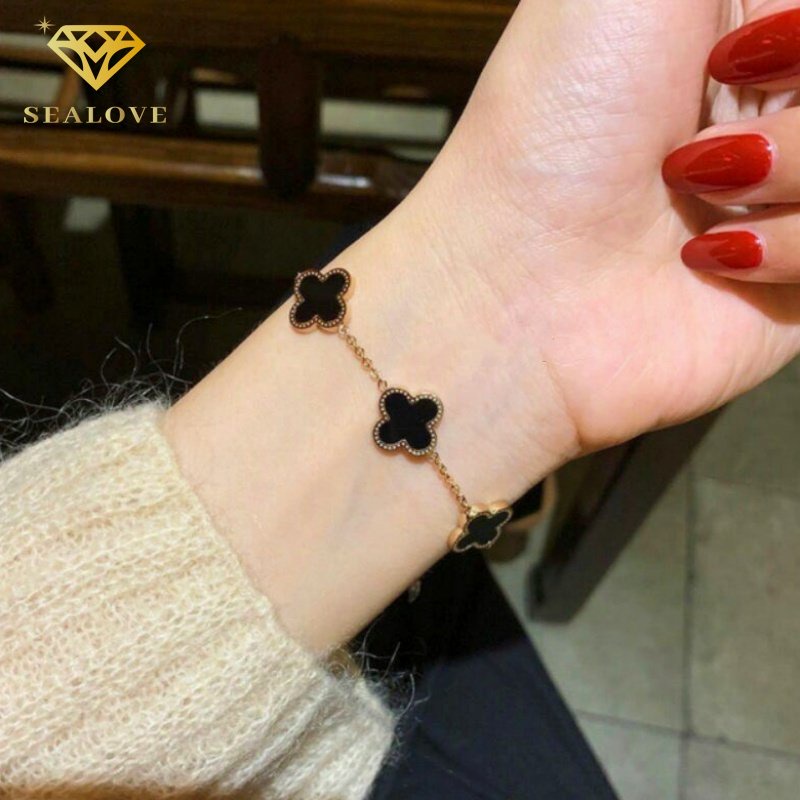Gelang Tangan Titanium Motif Bunga Warna Emas Ala Korea Untuk Wanita Semanggi 4 kelopak