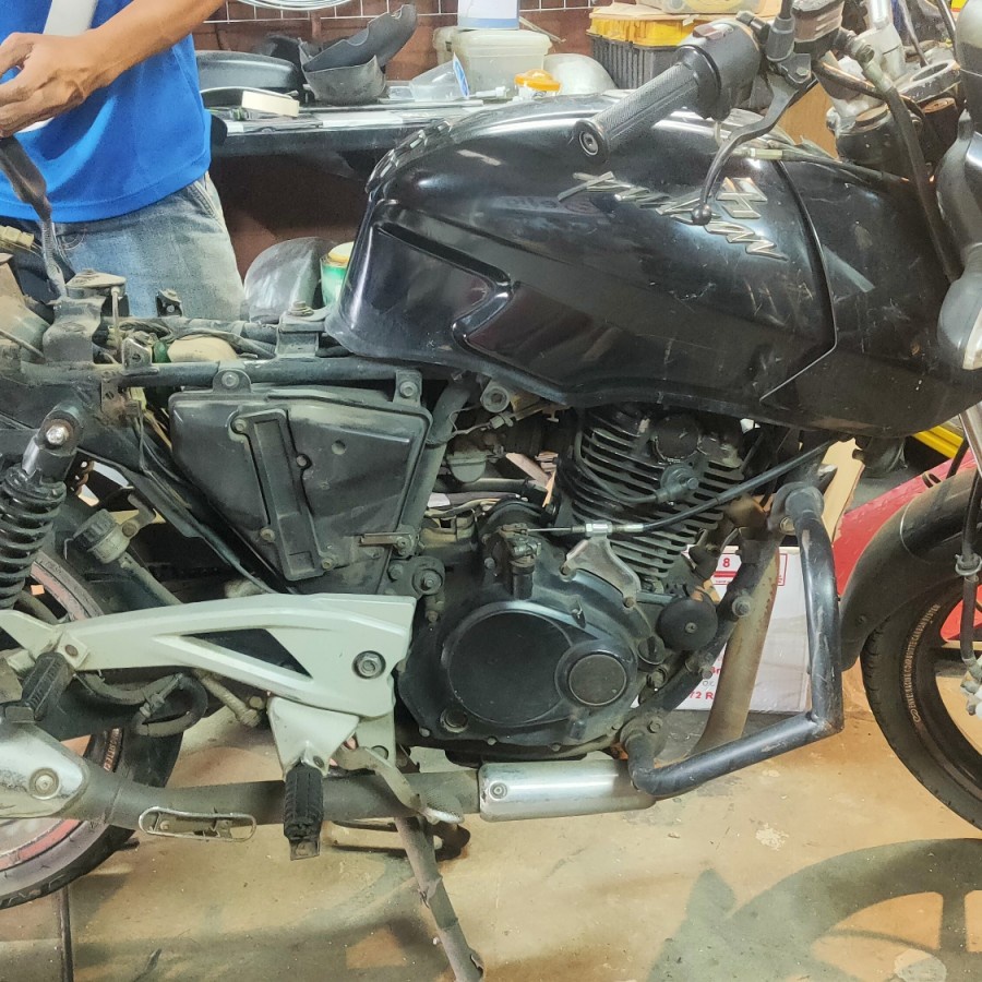 Modifikasi motor custom Pulsar