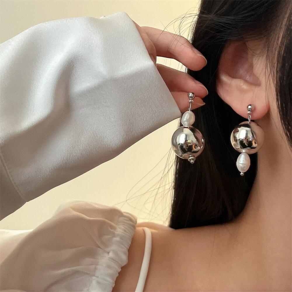 Anting Tusuk Gantung Bahan Metal Warna Silver Desain Bola Mutiara Gaya Jalanansimple Untuk Wanita