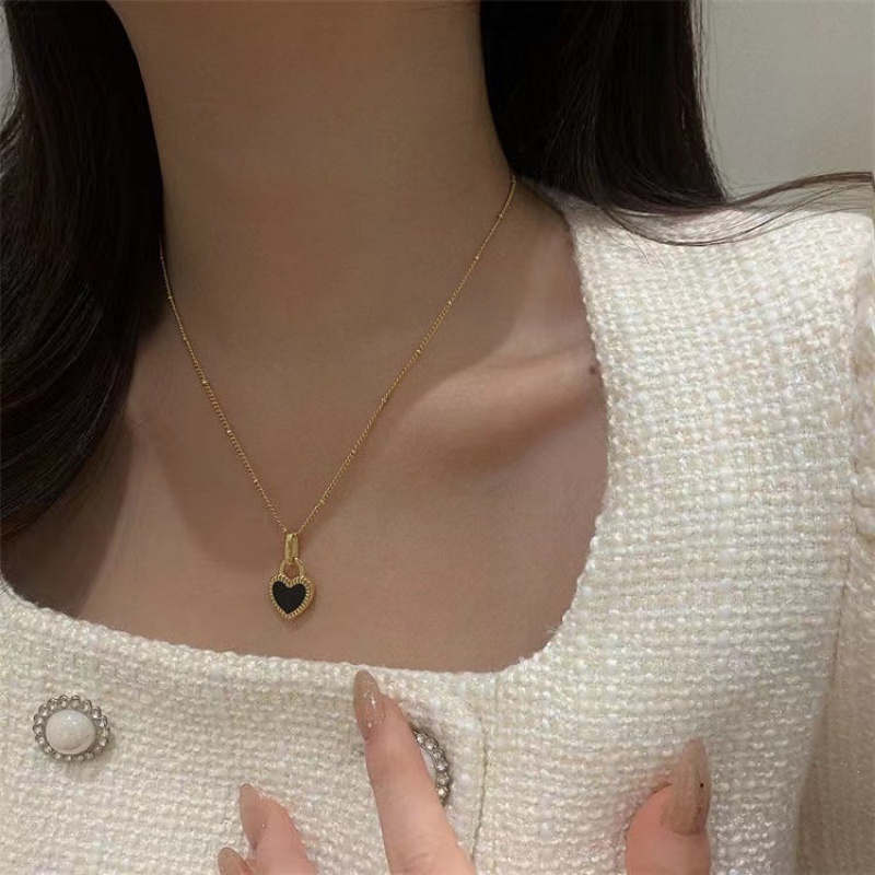 Kalung Rantai Liontin Hati Bahan Alloy Warna Hitam / Putih Untuk Wanita