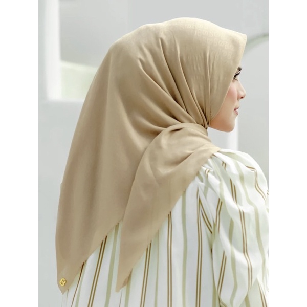NEW Buttonscarves Tapis Embossed Wheat