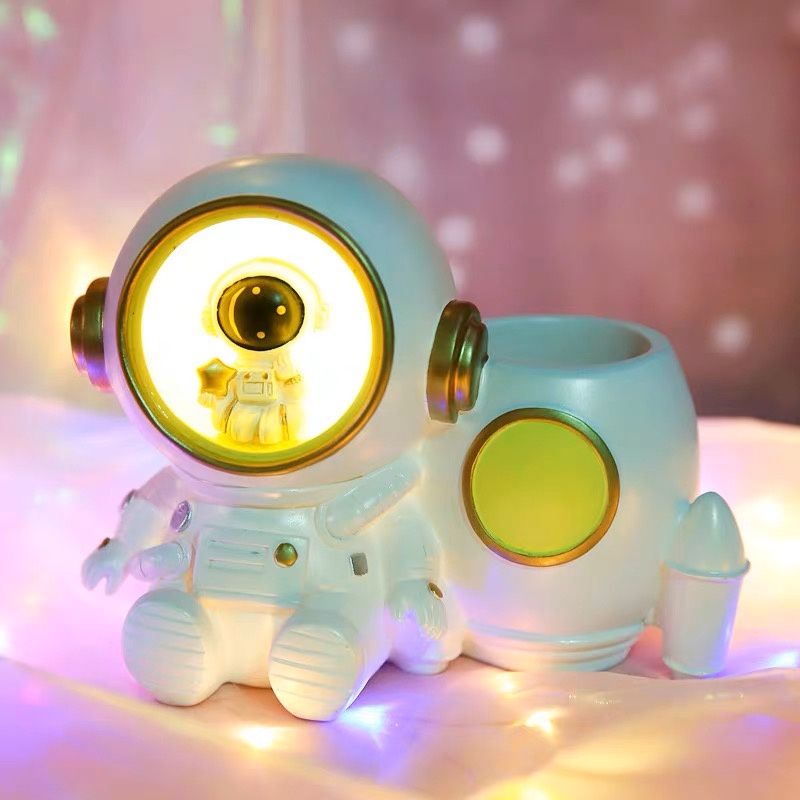 

Panda Home Tempat Pulpen Pensil Dengan Lampu Bentuk Astronot Rusa / Lampu Dekorasi Meja Custom Nama
