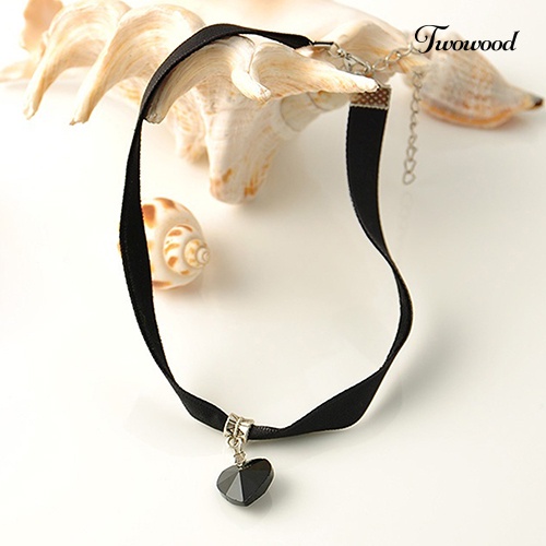 Kalung Handmade Dengan Liontin Bentuk Hati Bahan Resin Warna Hitam