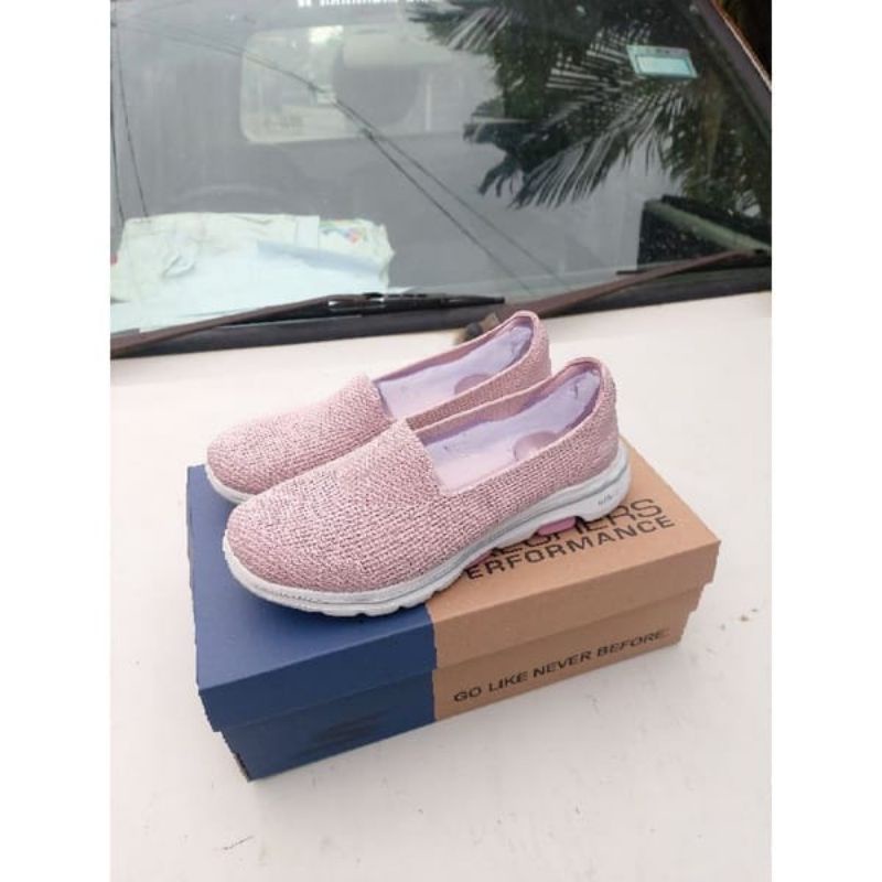 Skechers Go Walk 5 Blessed Woman / Skechers Wanita Go Walk 5 Blessed