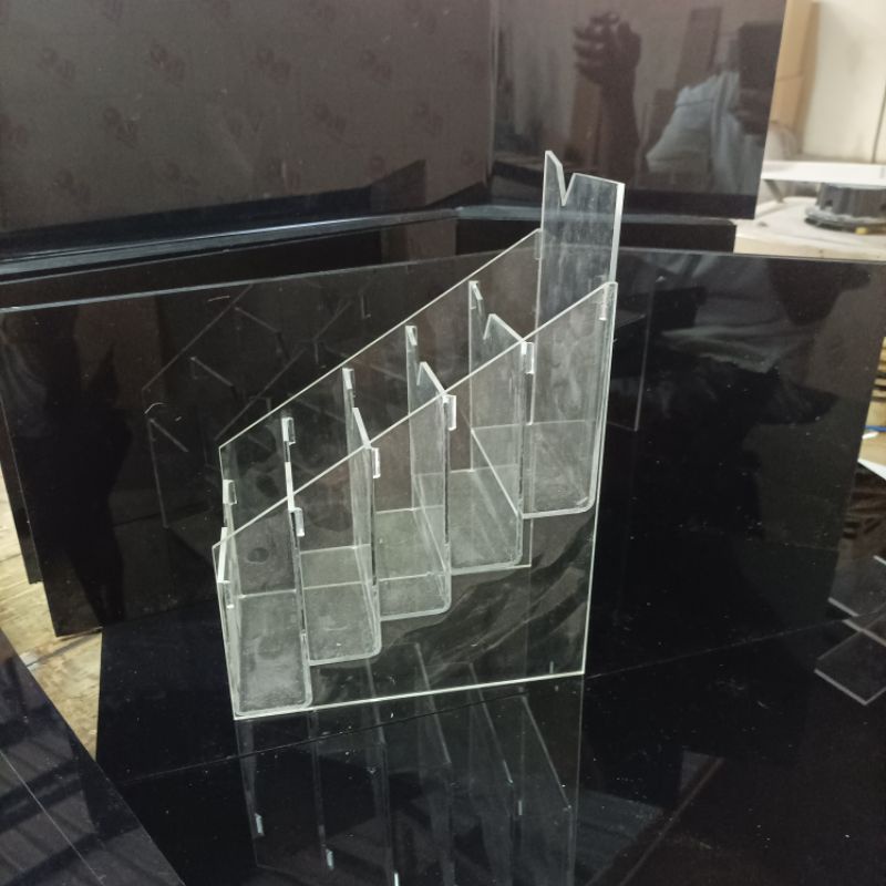 

display akrilik tempat brosur 5 susun