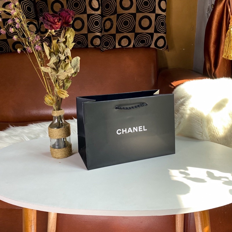 

Paperbag Chanel Black size Small untuk Bungkus Kado Aksesoris