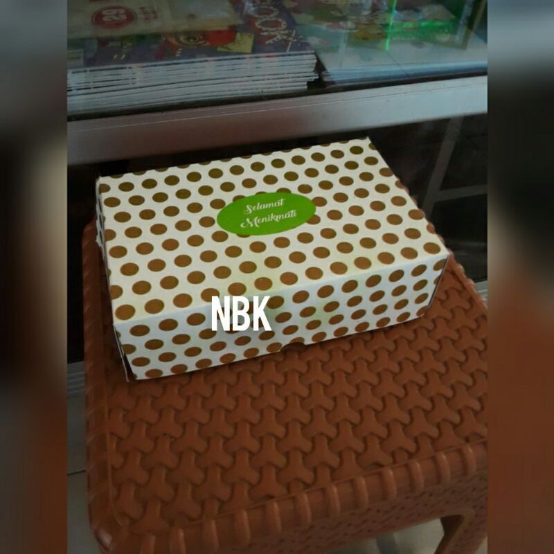 

kotak motif/NBK ukuran 17x12x6cm muat 6/7 kue @pack isi100