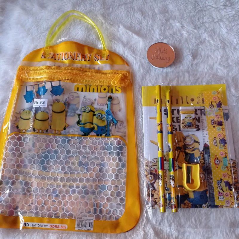 

Set Alat Tulis Karakter + Tas Minions