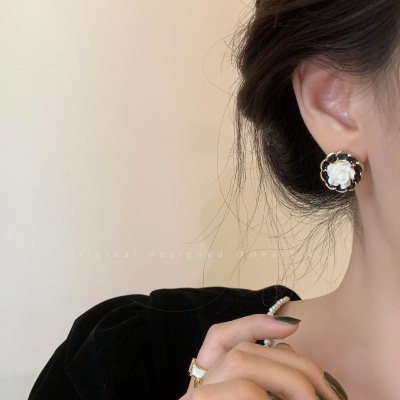 Anting Tusuk Desain Bunga Camellia Warna Hitam Untuk Wanita