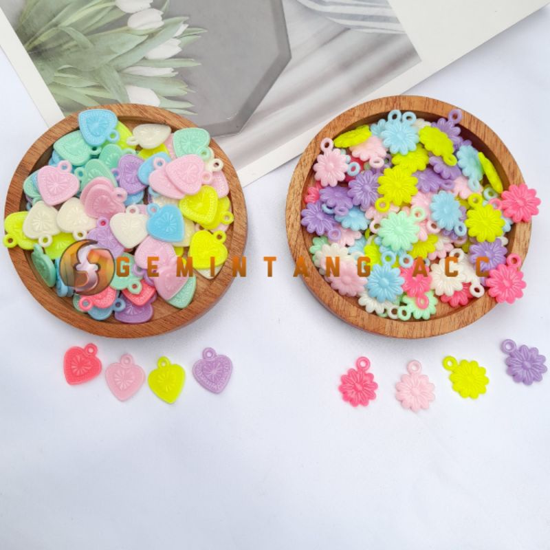 (24 pcs)Liontin Akrilik Bentuk Bunga Love Bandul Plastik Manik Pastel