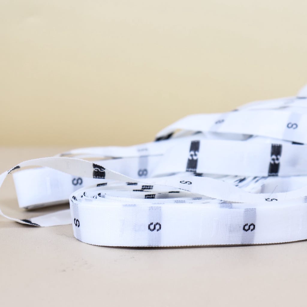 label size woven bordir putih / hitam / label rajut minimal 3 rol