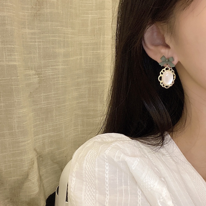 Anting Stud Desain Pita Aksen Batu Permata Gaya Retro Untuk Wanita