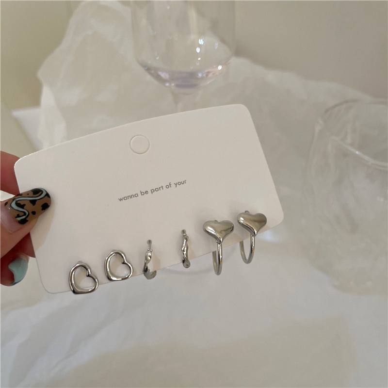 Anting Stud Bentuk Hati Model Hollow Warna Emas Silver Gaya Korea Untuk Wanita