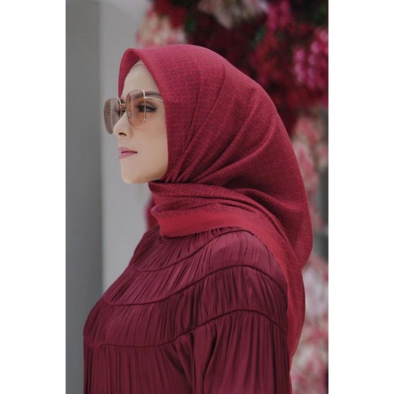 tapis  square red buttonscarves