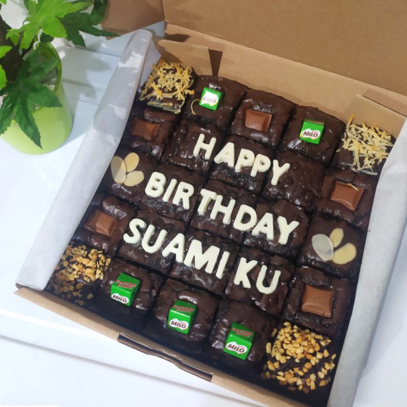 

Custom Fudgy Brownies dengan topping tulisan (maksimal 10 atau 20huruf) // brownies panggang / fudgy brownies/ brownies ulang tahun / kue ulang tahun / brownies coklat / hampers ulang tahun / hampers lebaran/ hampers idul fitri / hampers imlek