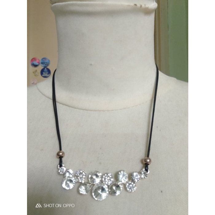 Kalung Tali Hitam Liontin Bulatan Permata Putih