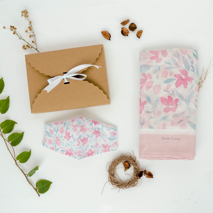 

(COD) Hampers Premium Voal Hijab dan Masker seri Bunga Pastel - Bunga Pink, Tepi Jahit