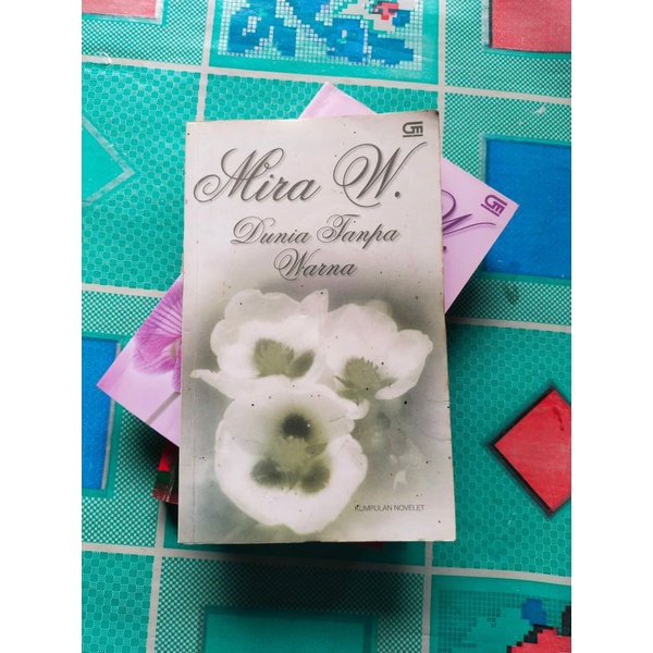 Buku Ori Novel Karangan Mira W, DUNIA TANPA WARNA