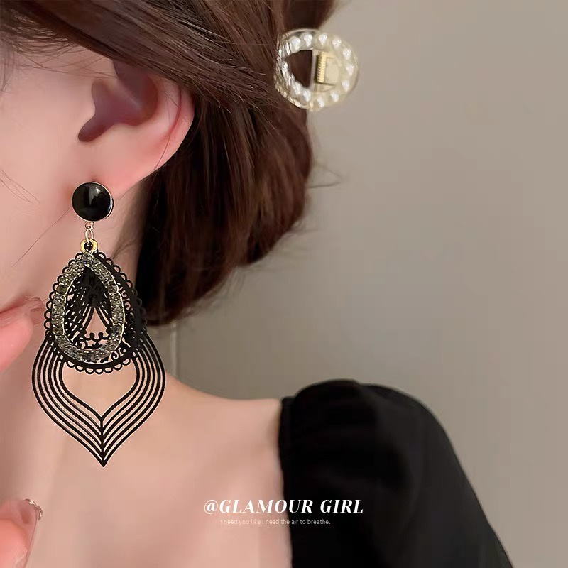 Anting Tusuk Gantung Silver Desain Ukiran Hollow Hias Berlian Gaya Eropa / Amerika / Retro / Mewah Untuk Wanita